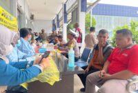 Tes Urine Kru Bus di Terminal Maospati Magetan. ( Septian/Magetan).