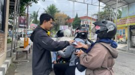 Pengunjung Membeli Tiket Manual Masuk Sarangan. ( Septian Bayu/Magetan)