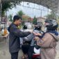 Pengunjung Membeli Tiket Manual Masuk Sarangan. ( Septian Bayu/Magetan)