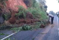Material Longsor Tutup Akses Jalan Tembus Magetan - Karanganyar. ( Jatimnesia/Ist).