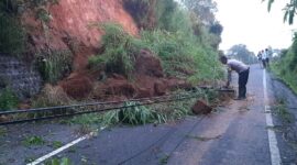 Material Longsor Tutup Akses Jalan Tembus Magetan - Karanganyar. ( Jatimnesia/Ist).