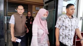 Terpidana ARD Digelandang Tim Penyidik Kejari Magetan. ( Joko Nugroho/Magetan).