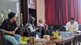 Ketua DPRD Magetan Sujatno menerima paguyuban PBM. ( Septian bayu/magetan).