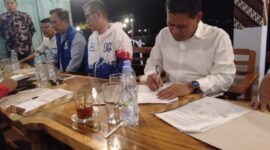 Ketua DPC PDIP Magetan Sujatno Teken Kesepakatan Dengan Parpol Koalisi Pilkada Magetan. ( Ist/Jatimnesia).