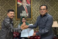Dibersamai Ketua DPC PKB Magetan Suratno Cabup Magetan Nanik Sumantri Menerima Mandat Dari DPP PKB  melalui Ketua DPP PKB bidang Komunikasi dan Informatika Ahmad Iman Sukri. ( jatimnesia/ist).