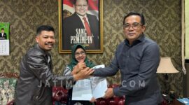 Dibersamai Ketua DPC PKB Magetan Suratno Cabup Magetan Nanik Sumantri Menerima Mandat Dari DPP PKB  melalui Ketua DPP PKB bidang Komunikasi dan Informatika Ahmad Iman Sukri. ( jatimnesia/ist).