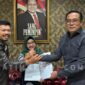 Dibersamai Ketua DPC PKB Magetan Suratno Cabup Magetan Nanik Sumantri Menerima Mandat Dari DPP PKB  melalui Ketua DPP PKB bidang Komunikasi dan Informatika Ahmad Iman Sukri. ( jatimnesia/ist).