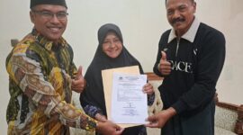 Nanik Sumantri dibersamai Ketua DPD Partai Golkar Magetan Zakaria dan Sekretaris Muhyar. ( Jatimnesia/ist)