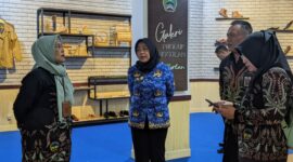 Kepala DPMPTSP Magetan Sunarti Condrowati membersamai Rombongan Pemkab Banyumas Di MPP Magetan. ( Joko Nugroho/Magetan).