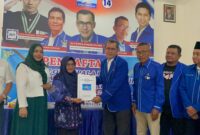 Nanik Sumantri  bersama Ketua DPC Partai Demokrat Magetan dr Pangajoman dan Struktur. ( Septian Byu/Magetan). 