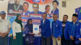 Nanik Sumantri  bersama Ketua DPC Partai Demokrat Magetan dr Pangajoman dan Struktur. ( Septian Byu/Magetan). 