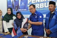 Ketua DPD PAN Magetan Dwi Aryanto bersama Nanik Sumantri. ( Joko Nugroho/Magetan).