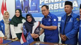 Ketua DPD PAN Magetan Dwi Aryanto bersama Nanik Sumantri. ( Joko Nugroho/Magetan).