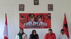 Bacabup Magetan Nanik Sumantri dibersamai Ketua Penjaringan Bacabup DPC PDI Perjuangan Magetan. ( Joko Nugroho/Magetan).