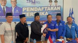 Ki Agus Muhammad Syidik Mengembalikan Formulir Pendaftaran Ke DPD PAN Magetan. ( Septian Bayu/Magetan)