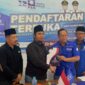Ki Agus Muhammad Syidik Mengembalikan Formulir Pendaftaran Ke DPD PAN Magetan. ( Septian Bayu/Magetan)