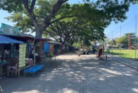 Lapak - Lapak Di Lapangan Desa Gulun Kecamatan Maospati. ( Septian Bayu/Magetan).