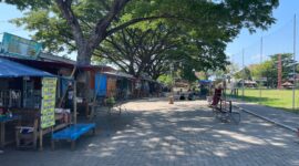 Lapak - Lapak Di Lapangan Desa Gulun Kecamatan Maospati. ( Septian Bayu/Magetan).