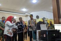 Kepala DPMPTSP Magetan Sunarti Condrowati Memaparkan Layanan MPP Magetan. ( Joko Nugroho/Magetan).
