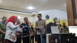 Kepala DPMPTSP Magetan Sunarti Condrowati Memaparkan Layanan MPP Magetan. ( Joko Nugroho/Magetan).