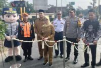 Bupati Blitar Rini Syarifah serah terima Palang Pintu Kereta Api JPL 176 CSR PT Wantech Indonesia Jaya di jalan Nusantara JPL 176 Kelurahan Bence Kecamatan Garum. ( Dyan/Blitar).