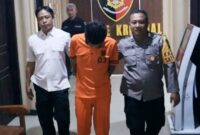 Tersangka AR alias Paito digelandang Polisi. ( Jatimnesia/Ist).