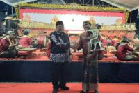 Wali Kota Blitar Santoso Serahkan Tokoh Wayang Bima Kepada Dalang Ki Bambang Tribawono. ( Dyan/Blitar)