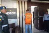 Tersangka MS Di Kejari Pacitan. ( Suluh Apriyanto/Pacitan).