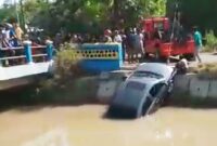 Proses Evakuasi Mobil Sedan Milik Warga Kwadungan Kabupaten Ngawi. ( Jatimnesia/ist).