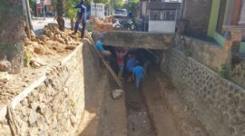 PUPR Pacitan Keruk Sendimen Sungai Kunir. 