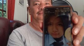 Paman Almarhum Agung Sugiyatno menunjukan photo keponakanya semasa hidup.