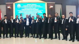 Ketum Peradin Firman Wijaya bersama Para Advokat Peradin Jatim. ( Ist/Peradin Jatim). 