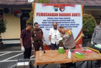 Polres Pacitan Blender Daun Ganja.