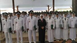 Bupati Blitar Hj. Rini Syarifah bersama Kades - Kades.