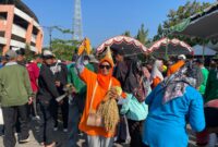 Warga saat berebut tumpeng hasil bumi di Gor Ki Mageti Magetan