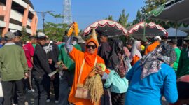 Warga saat berebut tumpeng hasil bumi di Gor Ki Mageti Magetan