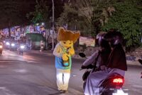 Aktifitas Badut Disalah Satu Traffic Lights di Magetan. ( Joko Nugroho/Magetan).