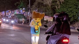 Aktifitas Badut Disalah Satu Traffic Lights di Magetan. ( Joko Nugroho/Magetan).