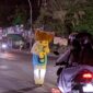 Aktifitas Badut Disalah Satu Traffic Lights di Magetan. ( Joko Nugroho/Magetan).