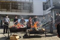 Pemusnahan Barbuk Kejahatan Kejari Magetan. ( Joko Nugroho/Magetan).