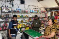 Petugas Periksa Toko Kelontong Untuk Cari Rokok Ilegal.
