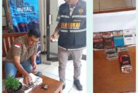 Petugas Tunjukan Rokok Ilegal Temuan Diwilayah Maospati. ( Jatimnesia/Magetan).
