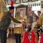 Pj Bupati Magetan Hergunadi  Memberikan Hadiah Kepada Anak - Anak. 