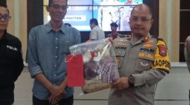 Kapolres Pacitan AKBP Agung Nugroho Tunjukan Barang Bukti. 
