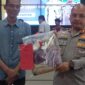 Kapolres Pacitan AKBP Agung Nugroho Tunjukan Barang Bukti. 