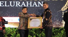Staf Ahli Bidang Kemasyarakatan dan Sumber Daya Manusia Joko Risdiyanto menerima penghargaan Anubhawa Sasana Desa. ( Ist). 