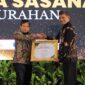 Staf Ahli Bidang Kemasyarakatan dan Sumber Daya Manusia Joko Risdiyanto menerima penghargaan Anubhawa Sasana Desa. ( Ist). 