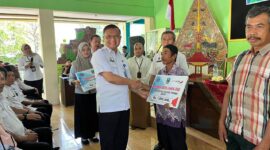 Pj Sekda Hermawan Serahkan BLT Kepada buruh tani tembakau Kecamatan Parang. ( Septian/Magetan).