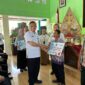 Pj Sekda Hermawan Serahkan BLT Kepada buruh tani tembakau Kecamatan Parang. ( Septian/Magetan).