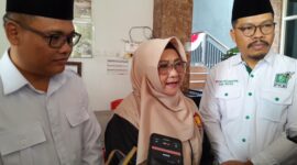 Bupati Magetan Nanik Sumantri bersama Ketua DPC Gerindra Magetan Puthut Pujiono dan Ketua DPC PKB Magetan Suratno. (Joko Nugroho/Magetan). 